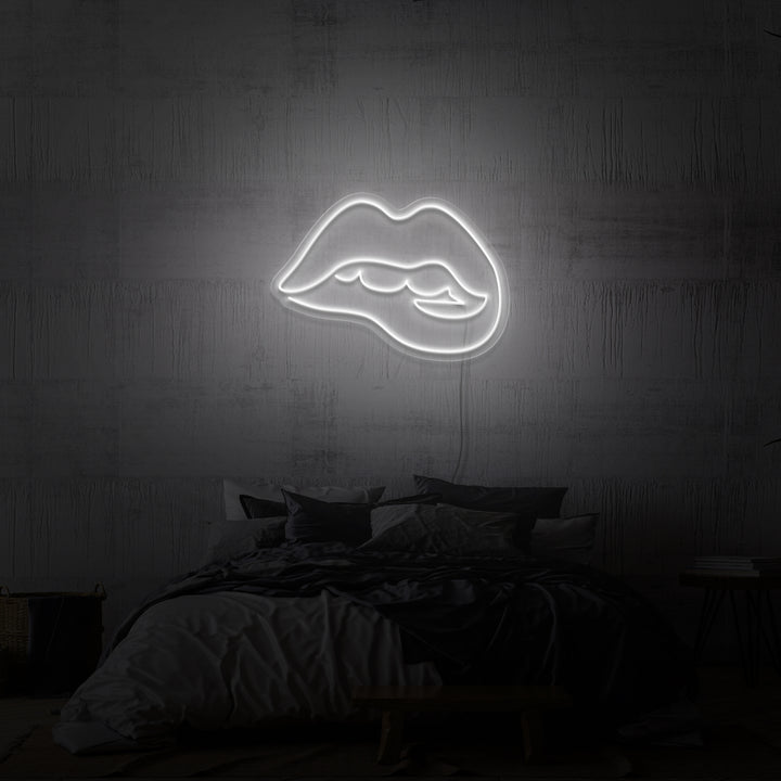 "BITING LIPS" NEON SKILT